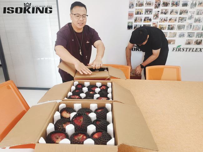 IKING's boss personally handed out apples