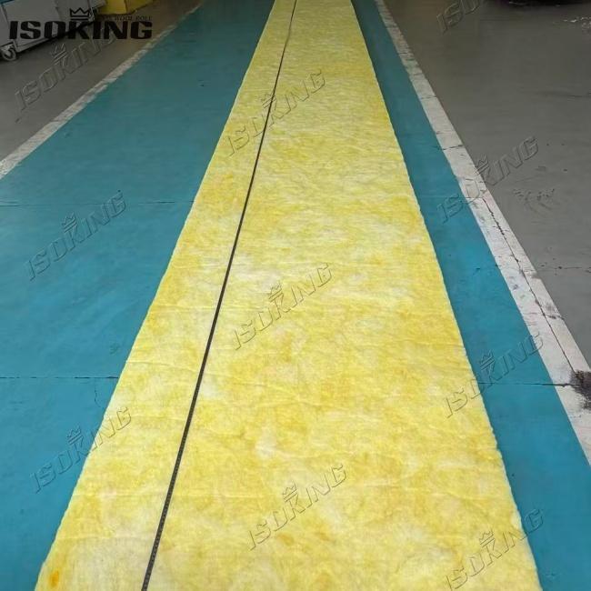 ALT 文本: IKING yellow glass wool insulation roll in white vacuum plastic packaging (1.2m x 19m x 55mm, 12kg/m³)