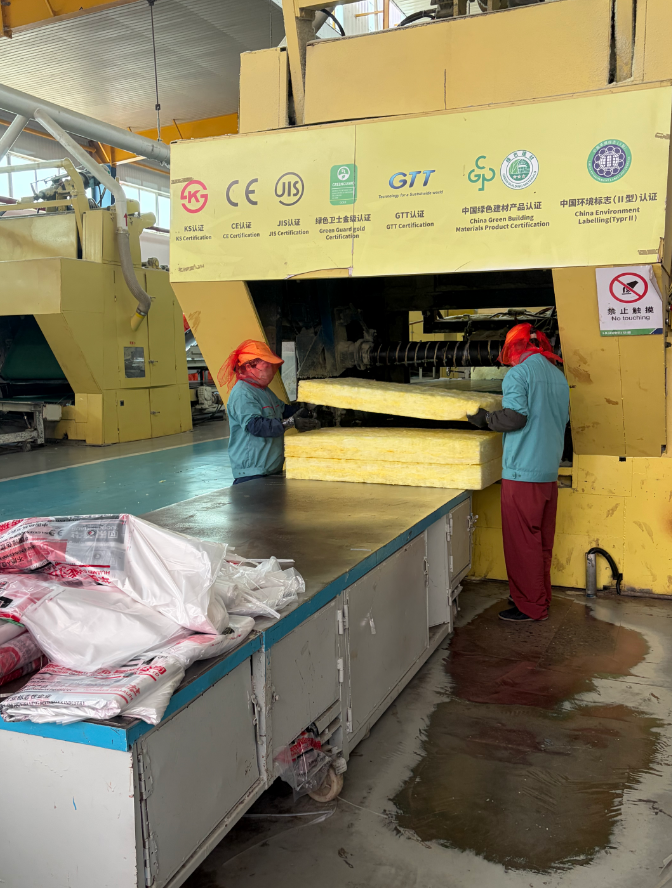Factory automated production line manufacturing Class A fireproof 6 inch fiberglass batt insulation